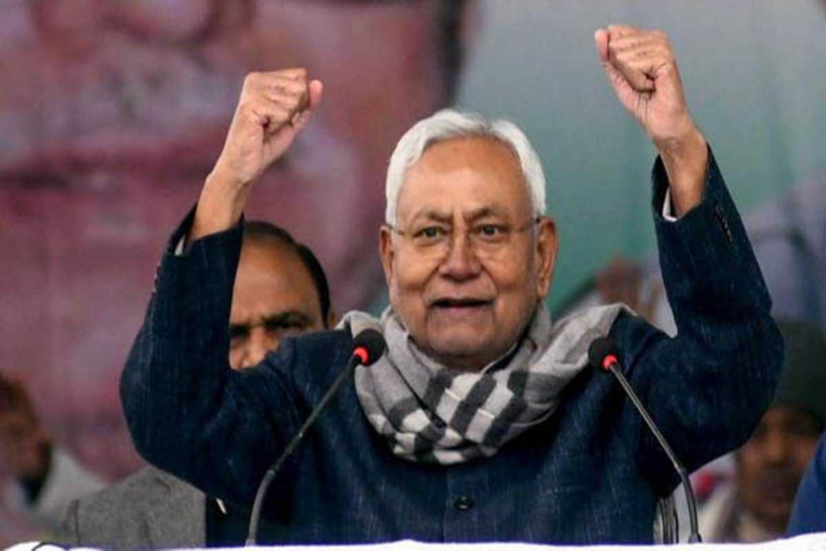 बिहार : सीएम पद की शपथ लेने के बाद नीतीश बोले, पहले भी साथ थे, बीच में कहीं गए थे, अब सब दिन साथ रहेंगे